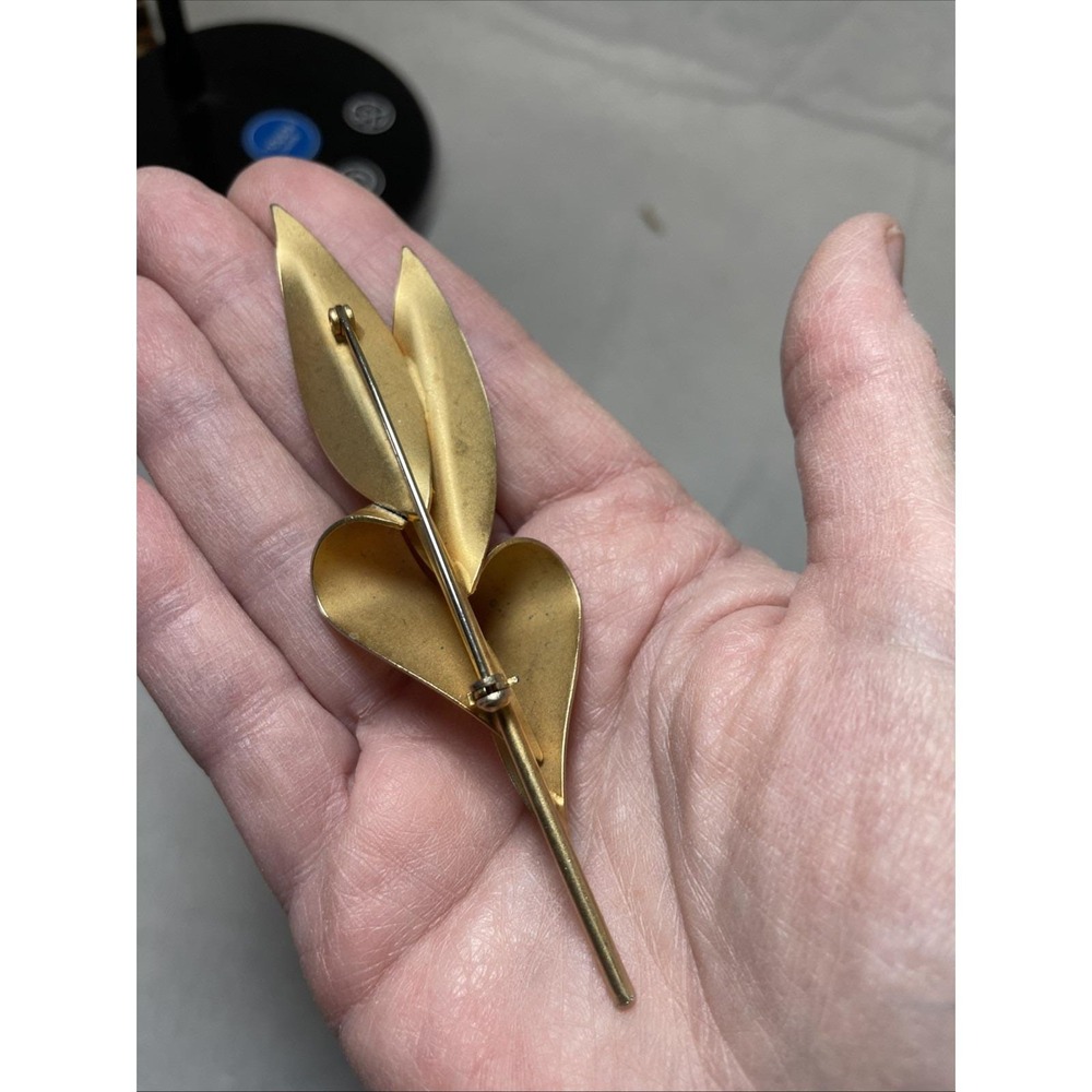Vintage 1960's 4" Textured & Polished Gold Tone Metal Elegant Leaf Brooch Pin - Picture 4 of 5